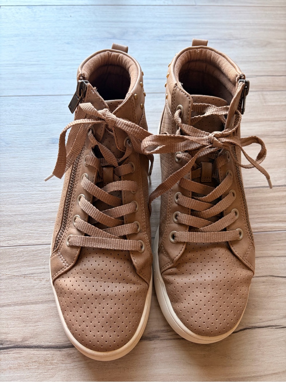 Koolaburra by UGG Size 7.5 Women's Tan High Top Sneakers Side Zip Studded